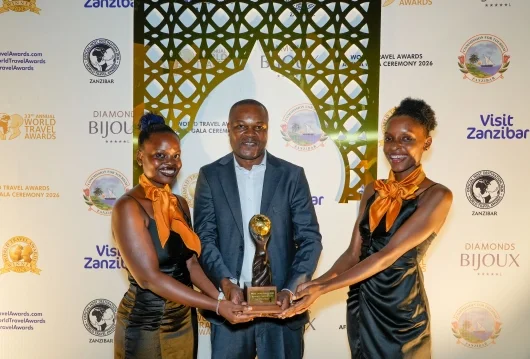 Trois membres de l’équipe de Sunstone Beach Resort tenant le globe doré des World Travel Awards lors du gala Afrique 2026 à Zanzibar