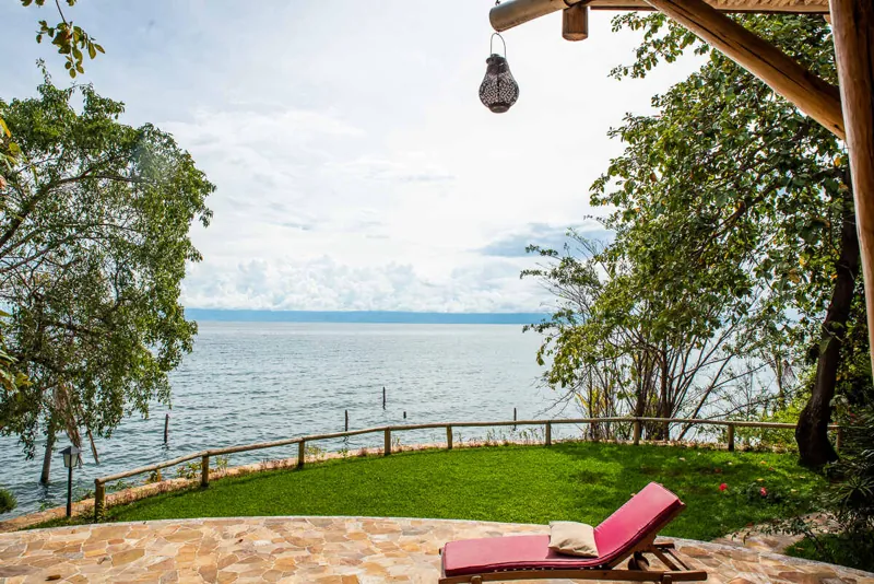Un transat sur la pelouse privée au bord de l’eau, face au lac Tanganyika