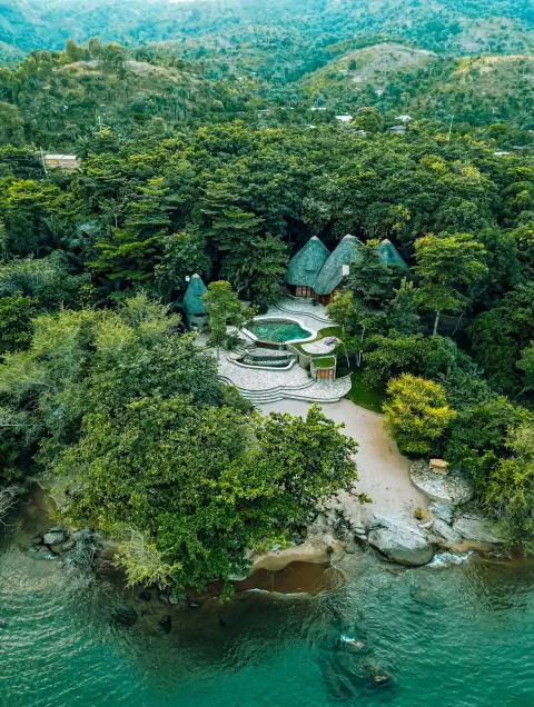 Le resort vu du ciel, la forêt derrière et le lac devant